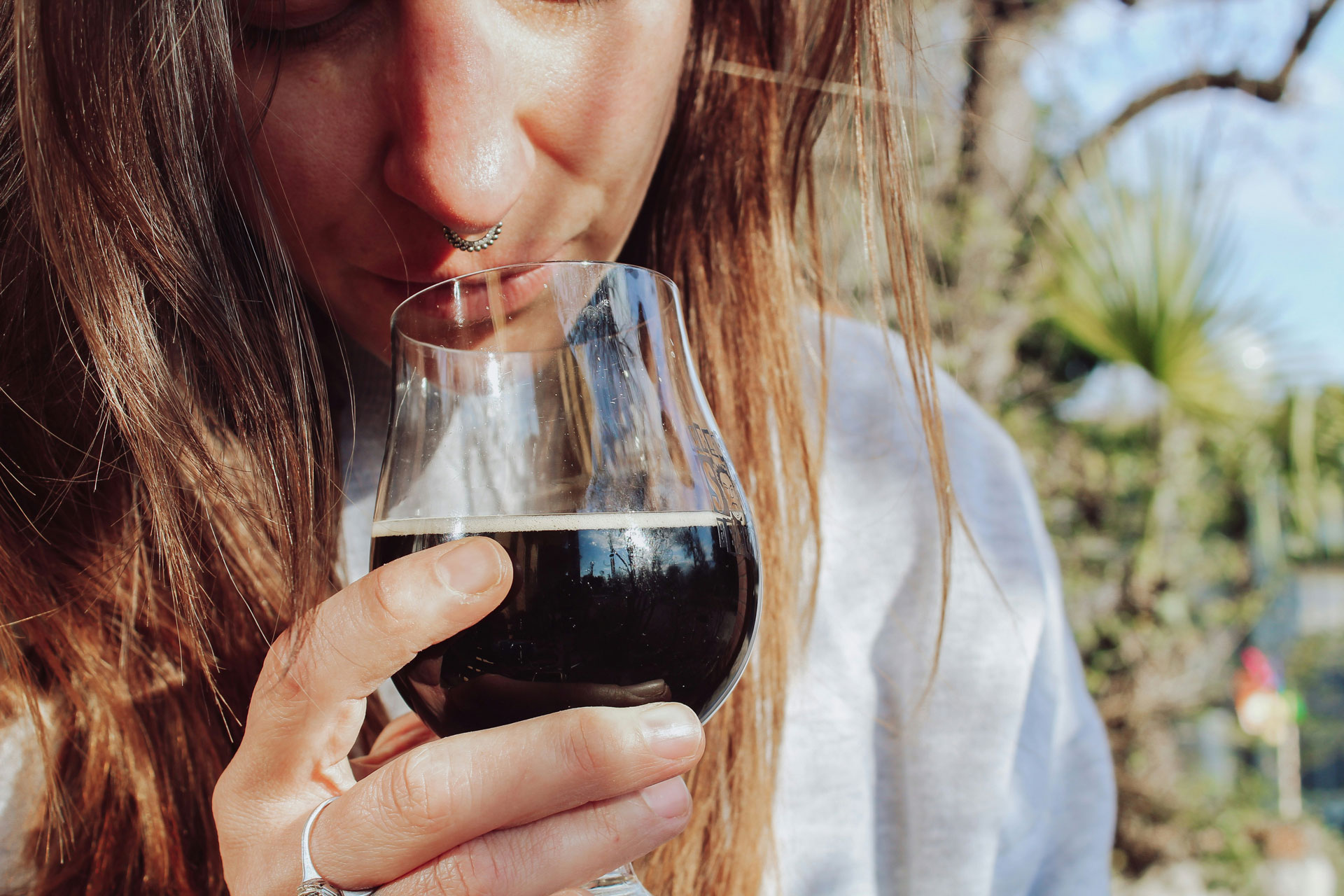 Eine Frau, die ein Glas Bier trinkt